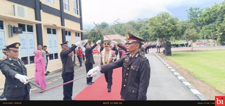 Polres Dharmasraya Gelar Pisah Sambut Kapolres Baru dan Lama dengan Tradisi Pedang Pora