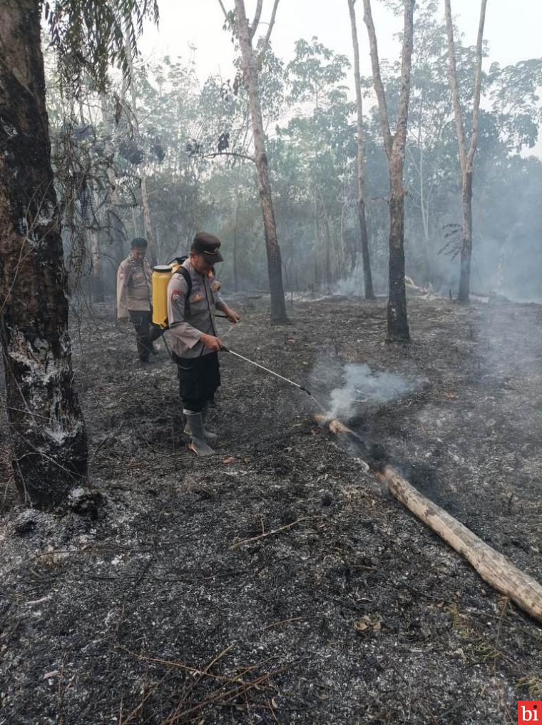 Polres Dharmasraya Kembali Padamkan Karhutla di Dua Nagari