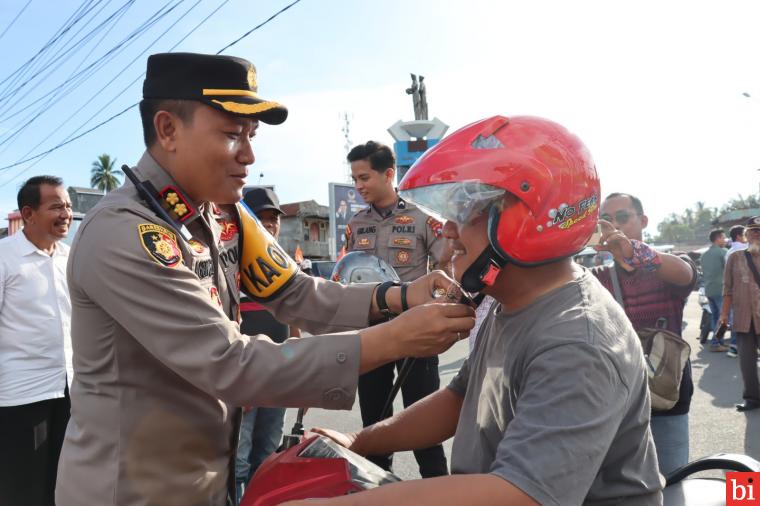 Polres Pasaman Bagikan Seribu Helm untuk Masyarakat