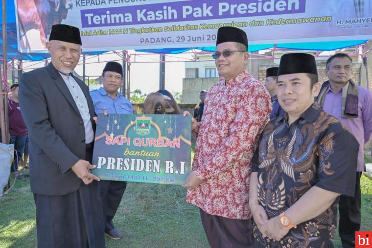 Presiden dan Gubernur Mahyeldi Potong Sapi Kurbannya di Masjid Raya Sumbar