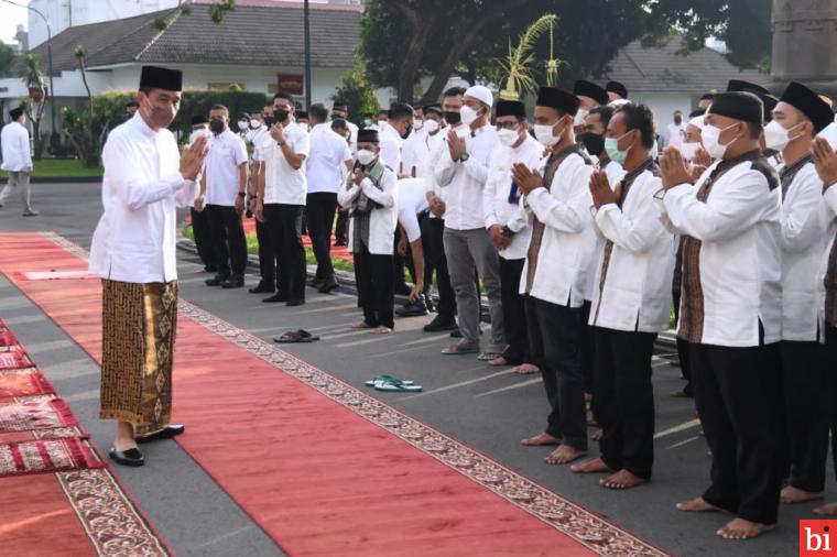 Presiden Jokowi dan Ibu Iriana Salat Idulfitri di Halaman Istana Yogyakarta