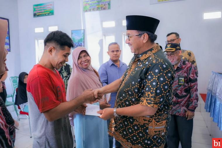 Program Pasaman Peduli, Bupati Benny Utama Serahkan Bantuan Korban Angin Kencang