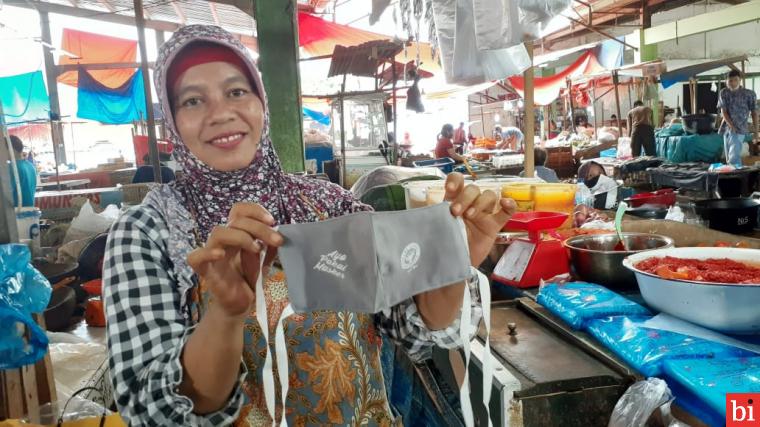 PT Semen Padang Bagikan 500 Masker untuk Pedagang Pasar Bandar Buat