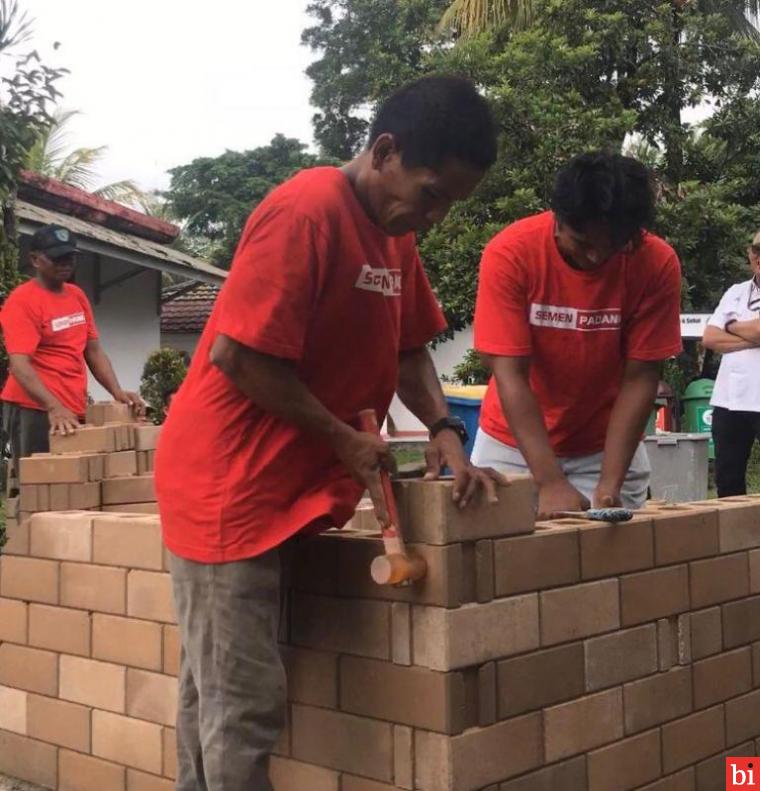 PT Semen Padang Latih 25 Tukang  untuk Pemasangan SEPABLOCK