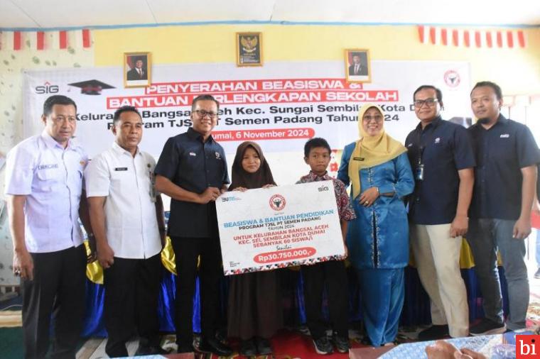 PT Semen Padang Salurkan Bantuan Beasiswa dan Perlengkapan Sekolah untuk Pelajar di Kota...