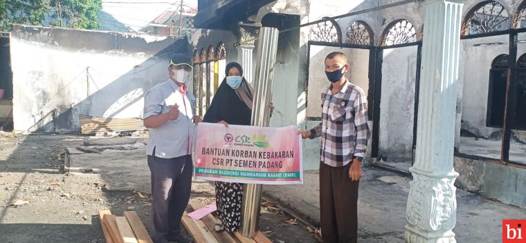 PT Semen Padang Serahkan Bantuan Material untuk Korban Kebakaran dan Puting Beliung