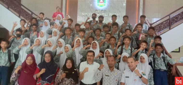 Puluhan Siswa Kelas VIII SMPN 43 Kota Padang Kunjungan ke DPRD Provinsi Sumatera Barat