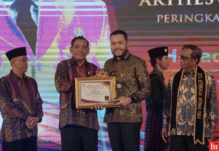 Raih Anugerah Tinarbuka, Wako Fadly Amran Harumkan Nama Sumbar di Tingkat Nasional