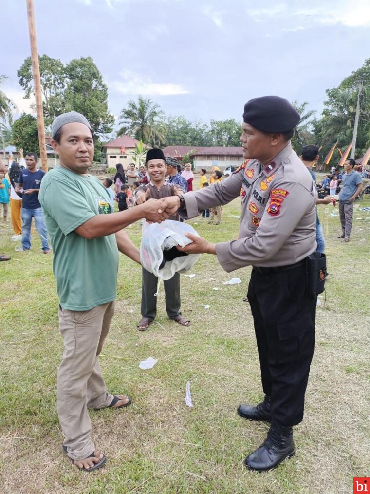 Rangkaian Halal bi Halal Nagari Simalindu, Polres Dharmasraya Beri Hadiah Pemenang Panjat...