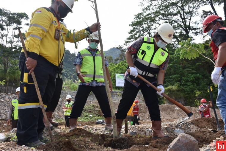 Rangkaian Kegiatan Bulan K3, PT Semen Padang Lakukan Penghijauan di Area Reklamasi