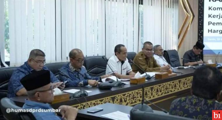 Rapat Kerja Komisi II DPRD Sumbar Bahas Kenaikan Harga Kebutuhan Pokok