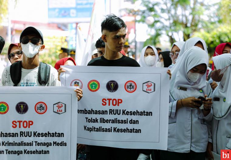 Ratusan Nakes Demo ke DPRD Sumbar Tolak RUU Omnibus Law Kesehatan