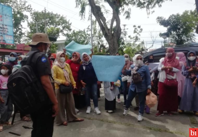 Ratusan Orang Tua Siswa Unjuk Rasa Ke DPRD Padang, Ini Tuntutannya