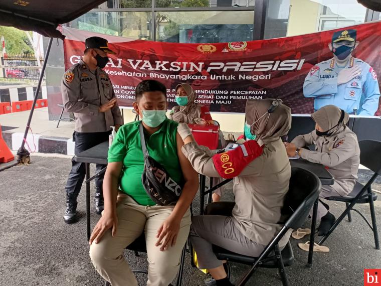 Ratusan Warga Datangi Gerai Vaksin Presisi Polda Sumbar