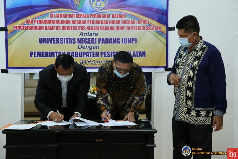 Rektor dan Bupati Teken NPHD Pengembangan Kampus UNP di Pesisir Selatan