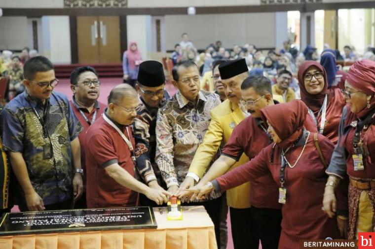 Rektor Prof. Ganefri, Ph.D Buka Mubes V ILUNI UNP dan Resmikan Graha Alumni