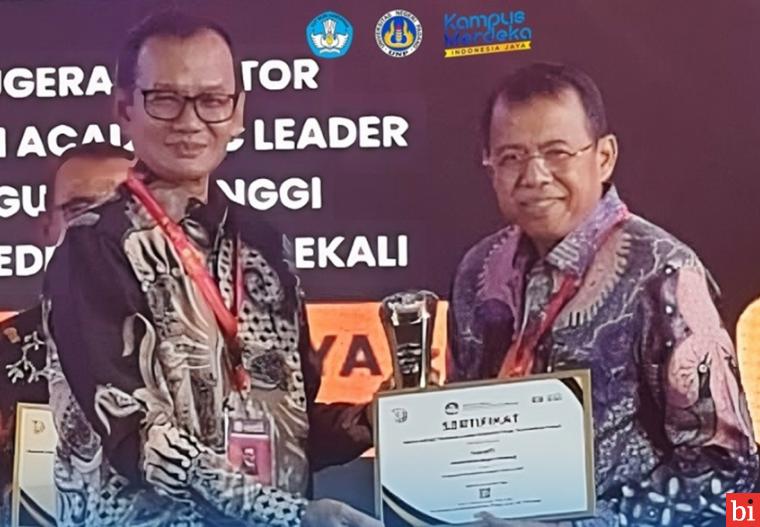 Rektor UNP Ganefri, Raih Anugerah Academic Leader Rektor Terbaik se Indonesia