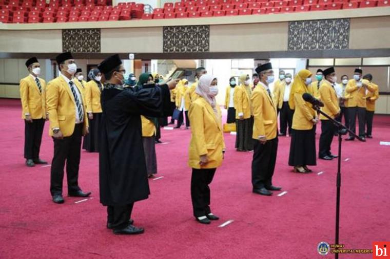 Rektor UNP Lantik Pengawas dan Administrator di Lingkungan UNP