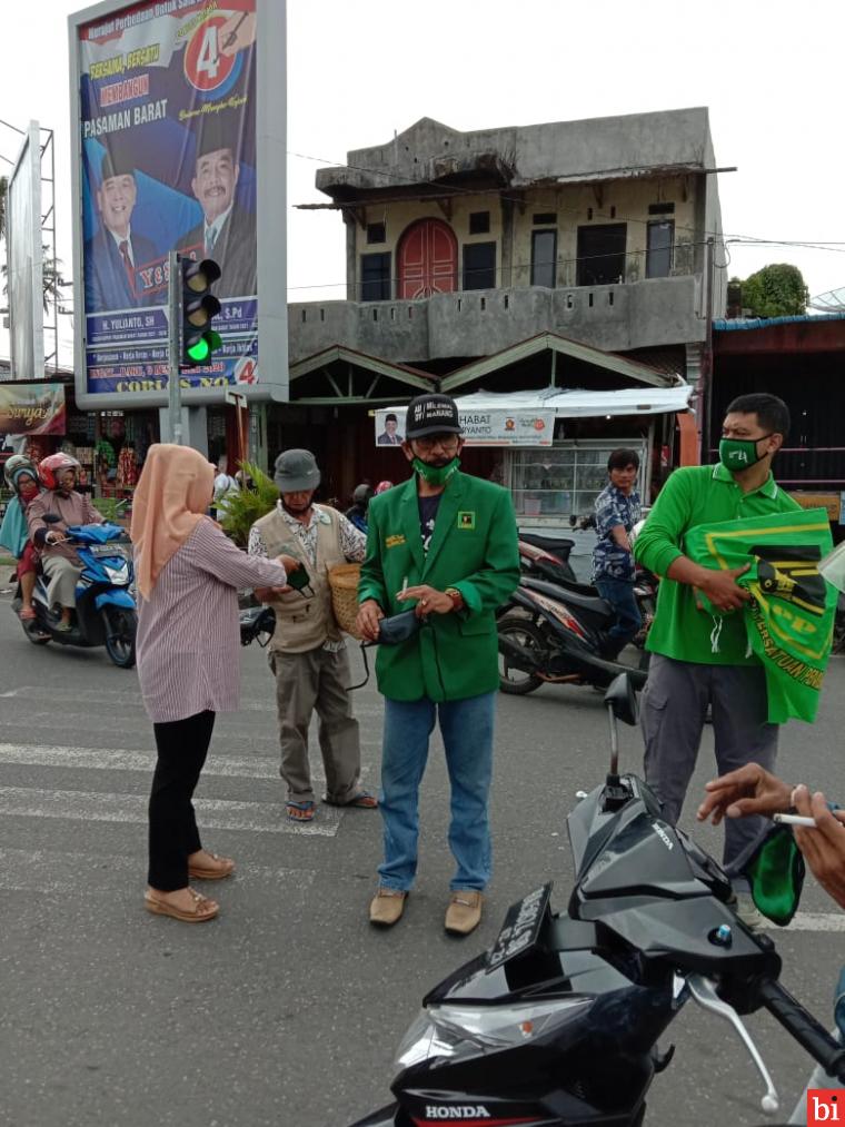 Relawan dan Simpatisan Mahyeldi-Audy Bagi-bagi Masker