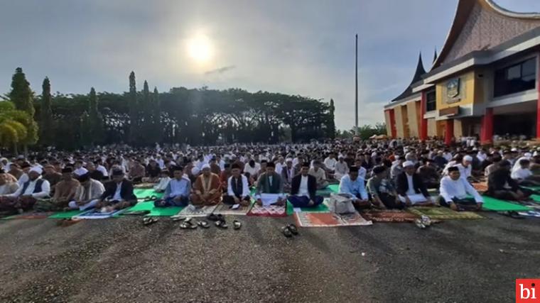 Ribuan Jamaah Laksanakan Salat Idul Fitri di Halaman Kantor Bupati Dharmasraya