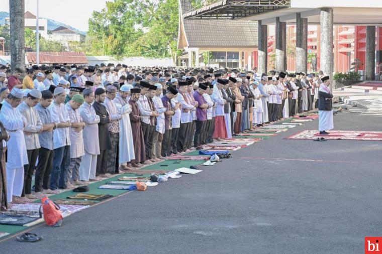 Ribuan Masyarakat Ikuti Sholat Idul Adha 1444 H di Halaman Kantor Gubernur