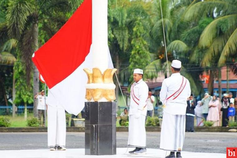 Ribuan Santri Ikuti Upacara Halaman Kantor Bupati Setempat