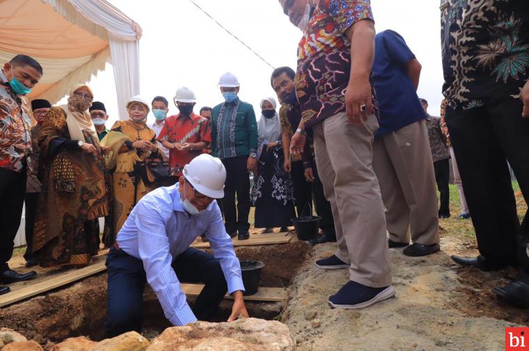 Riza Falepi Letakkan Batu Pertama Pembangunan Masjid di Kampus IV UMSB Payakumbuh