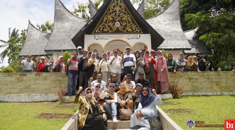 Rombongan KONASPI X Manado dari UNP Ziarah ke Makam Tuanku Imam Bonjol Pahlawan Nasional...