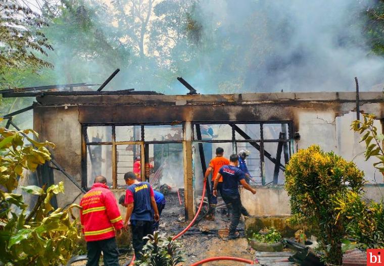 Kebakaran hebat melanda bangunan rumah dinas guru Sekolah...