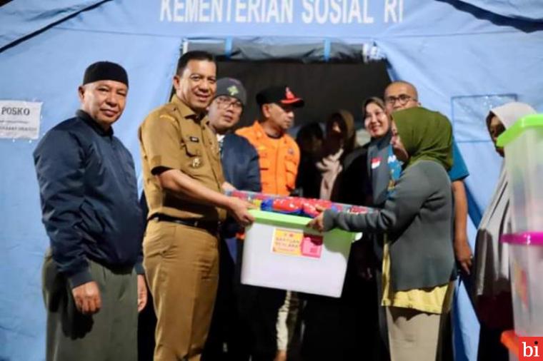 Sambangi Rumah Warga pada Malam Hari, Pj. Wako Sonny Serahkan Bantuan Banjir Bandang