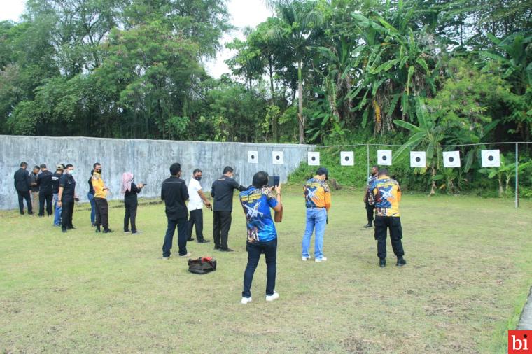 Sambut Hari Pers Nasional, Polda Sumbar dan Puluhan Wartawan Latihan Menembak