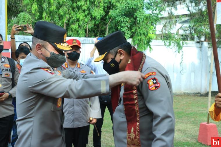 Sambut Kalemdiklat Polri dengan pemasangan Deta, Kapolda Sumbar: Lestarikan Budaya Sumbar