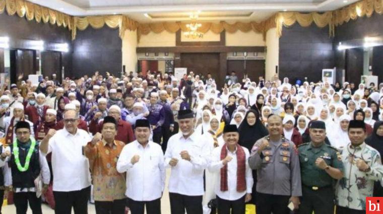 Sambut Kedatangan Jemaah Haji Kloter 1 Debarkasi Padang, Gubernur Mahyeldi: Seluruh...