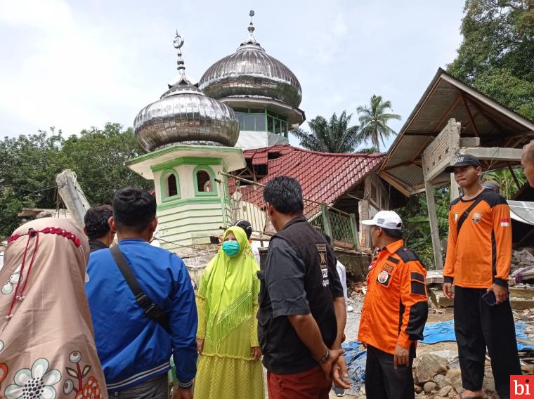 Sampai di Kajai Nevi Zuairina Langsung ke Masjid yang Hancur