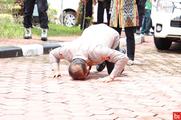 Sampai di Sumbar, Kapolda Sumbar Sujud Syukur