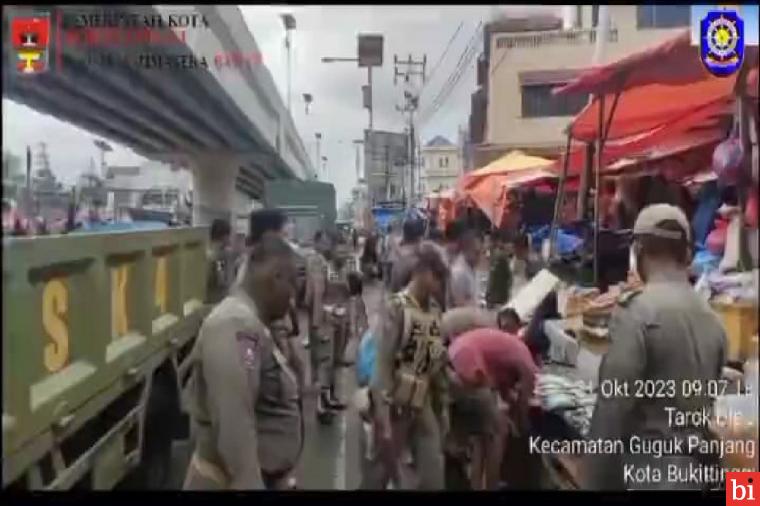 Satpol PP Bukittinggi Kembali Menertibkan Pedagang Yang Berjualan di Badan Jalan Pasar...