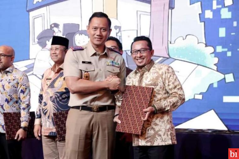 Satu-Satunya di Sumatera Barat, Bupati Eka Putra Terima Penghargaan Dari Menteri ATR BPN