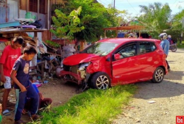 Satu Unit Mobil Agya Berisi Satu Keluarga Terseret Kereta Api