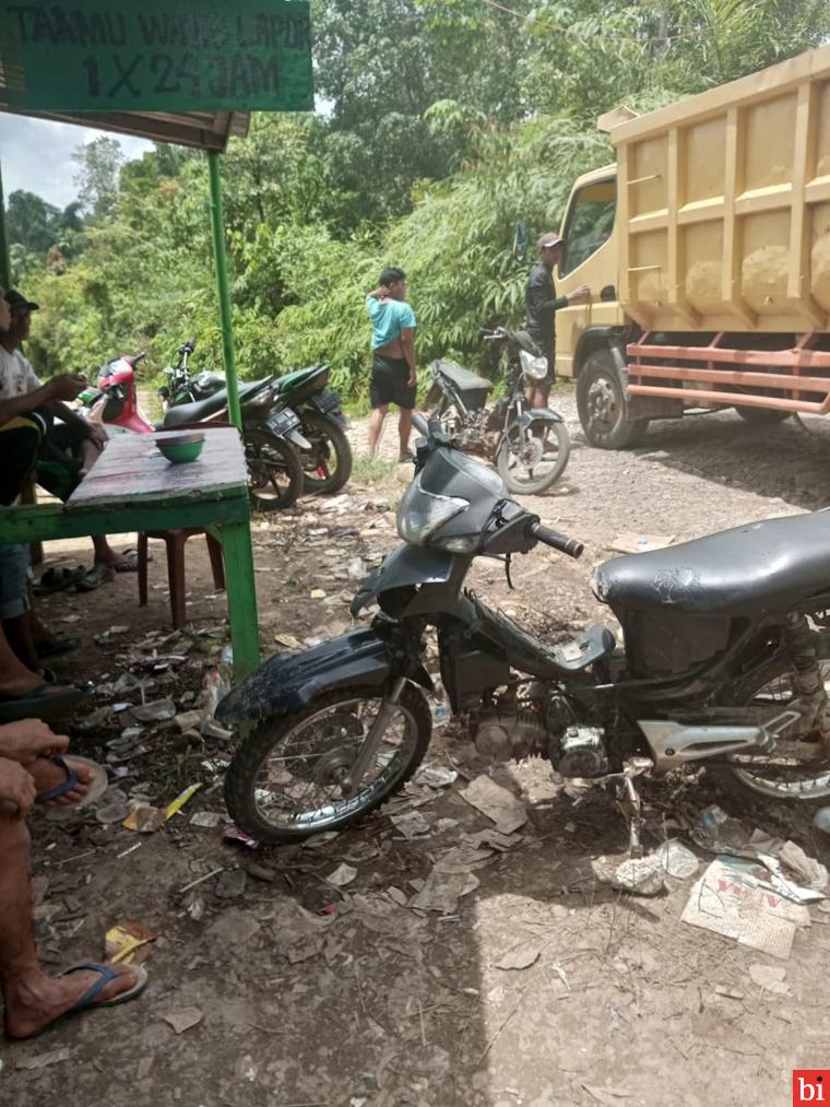 Sejumlah Kendaraan Dicegat Oleh Warga Saat Melewati Simpang Jorong Mudiak Pasaman Barat,...