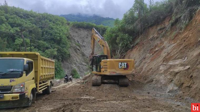 Sejumlah Ruas Jalan di Kabupaten Solok Dihantam Banjir dan Longsor, Dinas PUPR Bergerak...