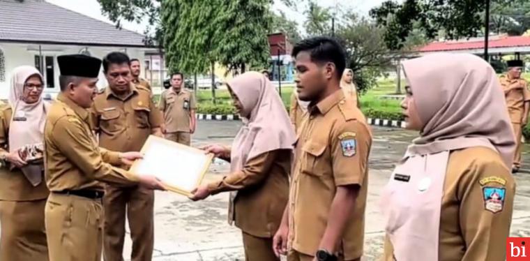 Sekda Dharmasraya Adlisman Pimpin Apel dan Penyerahan Penghargaan Pegawai Teladan