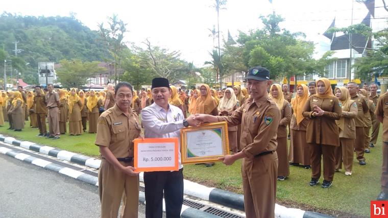 Sekda Mawardi Roska Serahkan Penghargaan Adiwiyata Kepada MAN 2 Pesisir Selatan