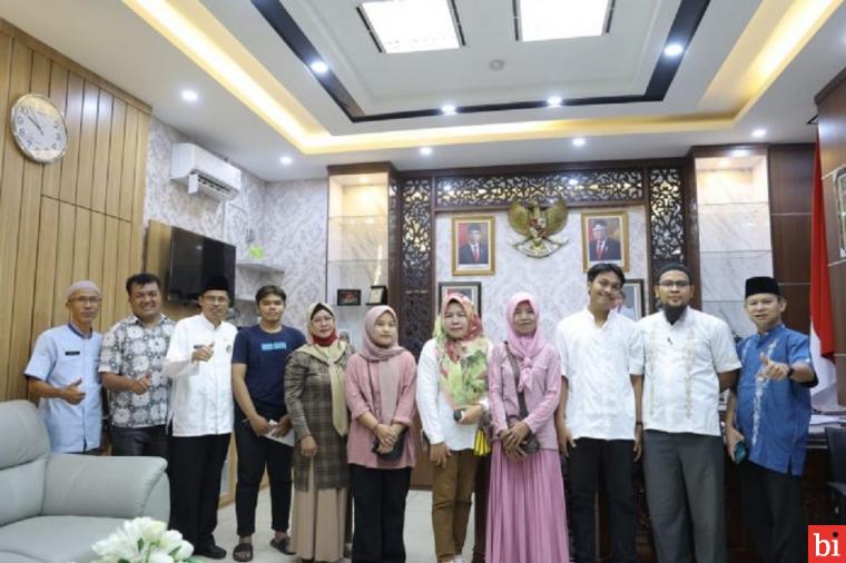 Sekwan DPRD Sumbar Santuni Yatim Sekretariat