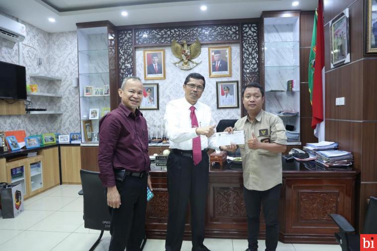 Sekwan DPRD Sumbar Terima Muhammad Rusli Pramuka Tuna Rungu Berjalan Kaki Keliling...