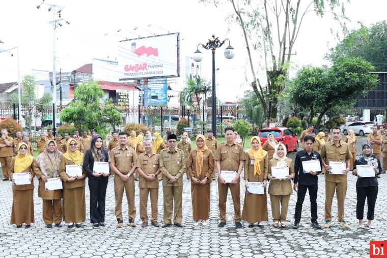 Sekwan Raflis Berikan Penghargaan Bintang DPRD Sumbar Bagi Staf Pendampingan Sosper...