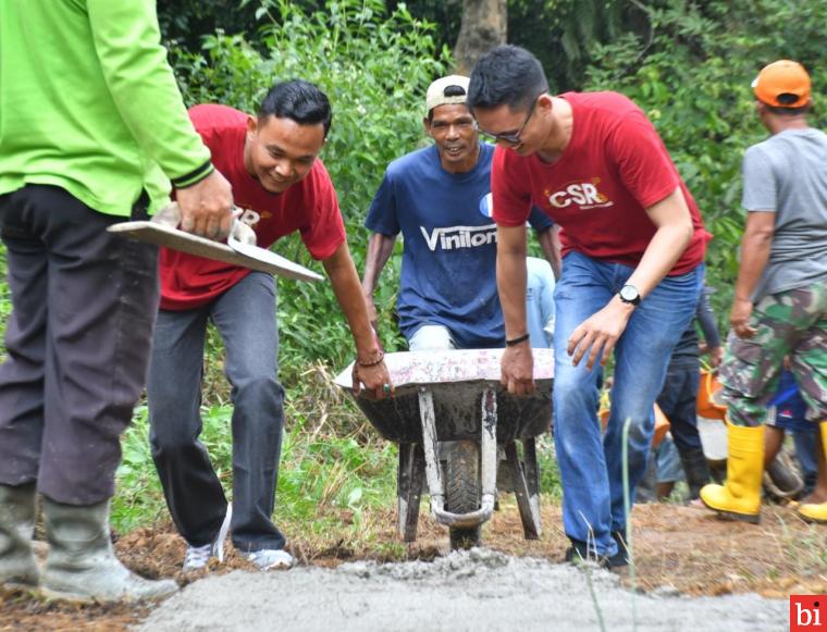 Semen Padang Bantu Pengecoran Jalan Bukit Nabu Sepanjang 2 Km