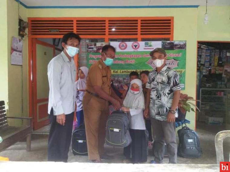 Semen Padang Salurkan Bantuan Pendidikan untuk Pelajar RTM di Koto Lua dan Lambung Bukit