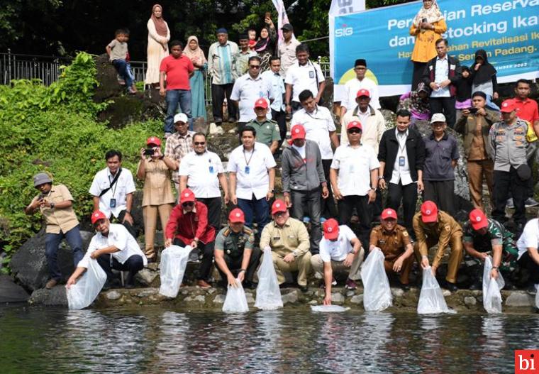 Semen Padang Sebar 3000 Ikan Bilih Hasil Konservasi dan Resmikan Reservat di Danau...