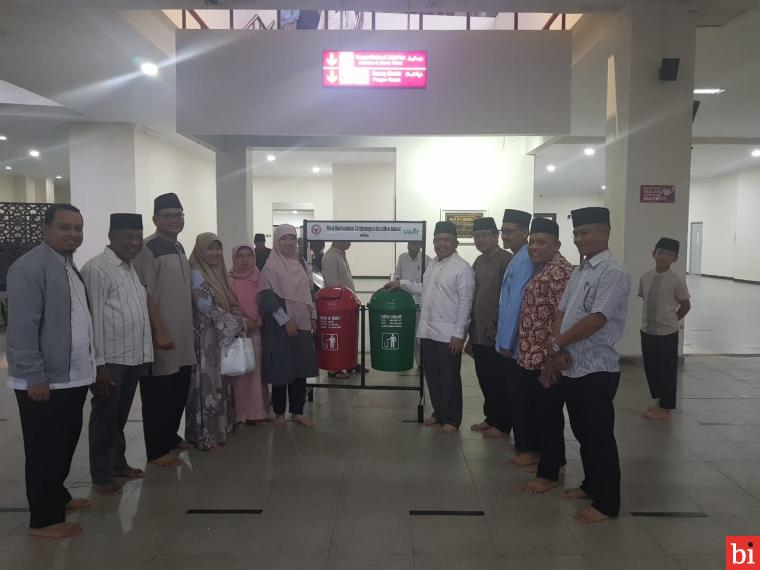 Semen Padang Serahkan 20 Tong Sampah Terpilah untuk Masjid Raya Sumbar