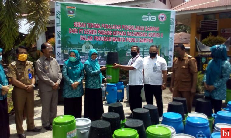 Semen Padang Serahkan 20 Unit Alat Pengolahan Sampah untuk Kelompok Dasawisma Kemiri 8...